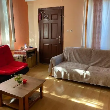 Deniz Manzarali Sahil Kisminda Mustakil Bahceli1+1 Apartment