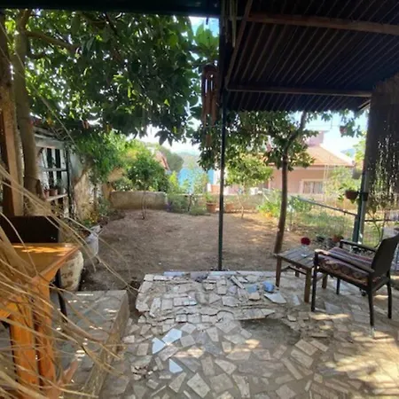 Daire Deniz manzarali sahil kisminda mustakil bahceli1+1 *