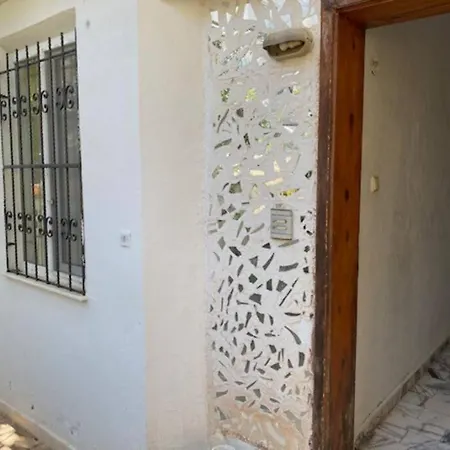 Deniz Manzarali Sahil Kisminda Mustakil Bahceli1+1 Apartment Fethiye